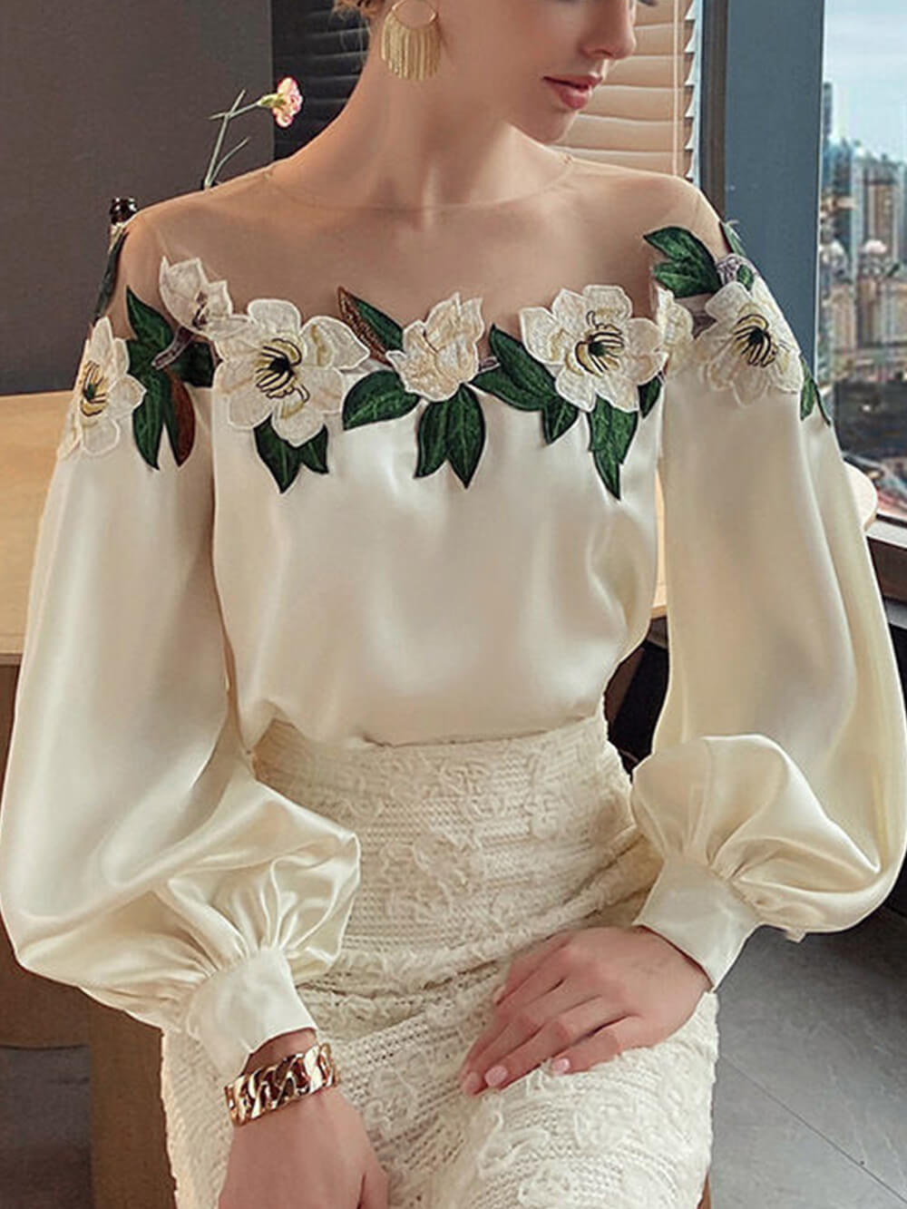 Mesh-panelet satin-broderet langærmet skjorte