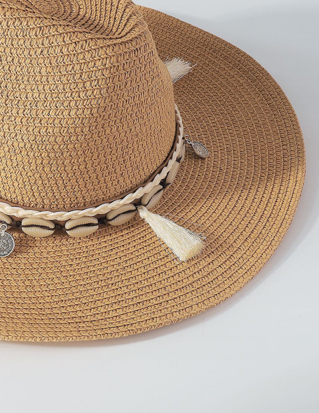 Straw Hat na may Shell Tassels