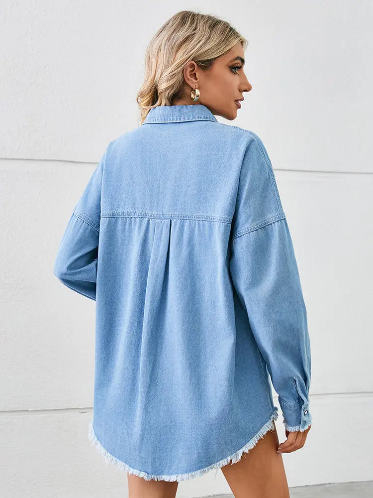 Camicia in denim lavato e strappato con orlo sfilacciato