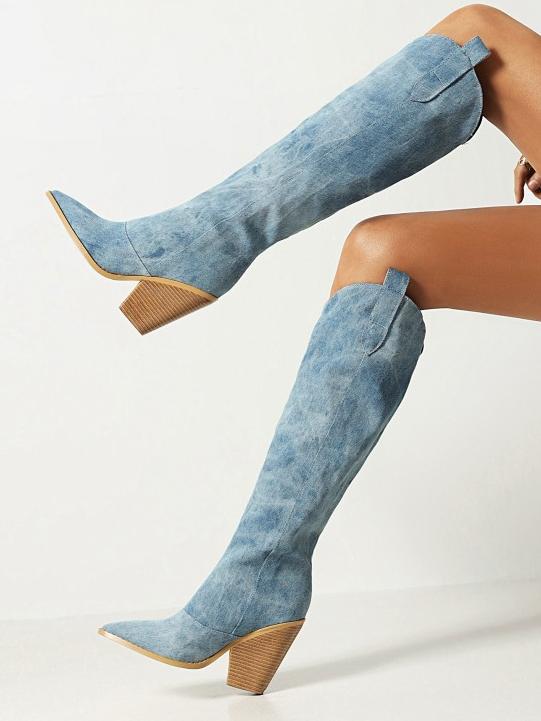 Botas de joelho alto em denim com bico fino e salto super alto