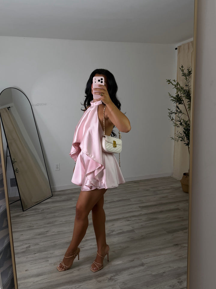 Completo short con top halter in raso drappeggiato