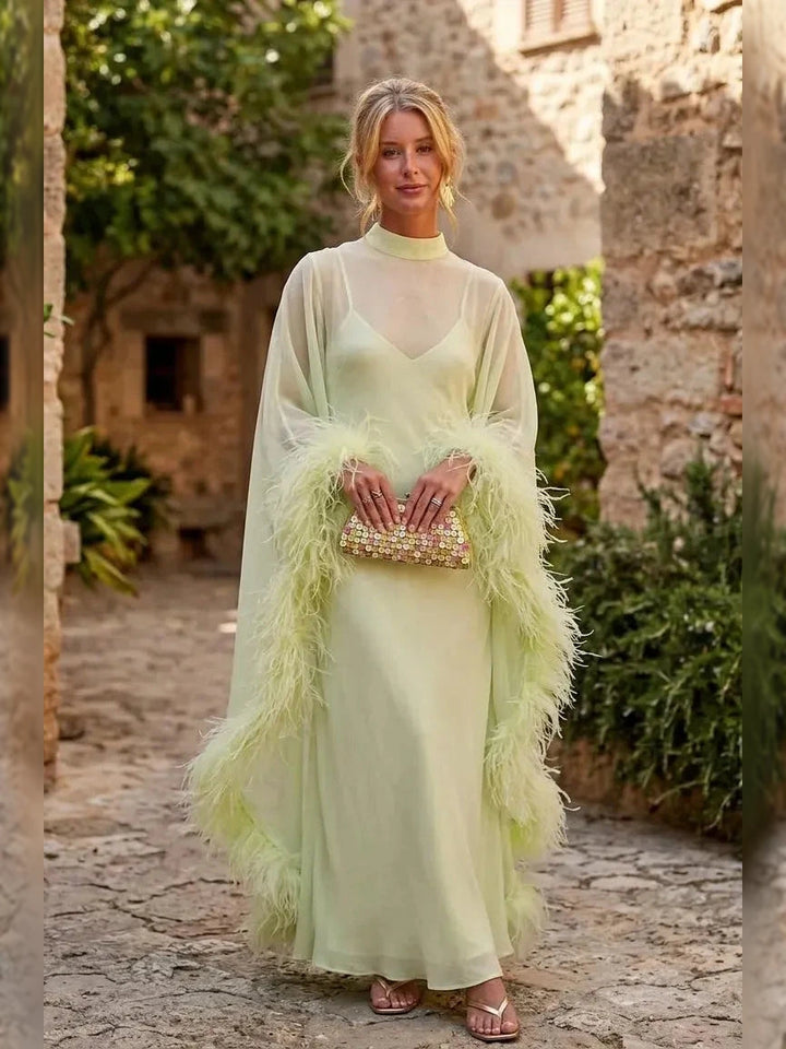 Maxikleid mit transparentem Feder-Cape in Limettengrün