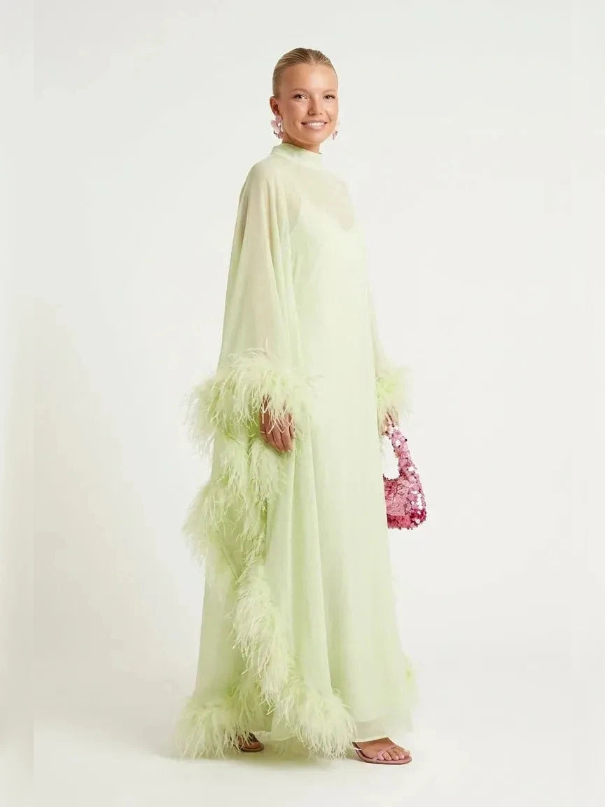 Maxikleid mit transparentem Feder-Cape in Limettengrün
