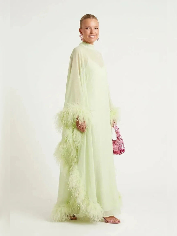 Maxikleid mit transparentem Feder-Cape in Limettengrün