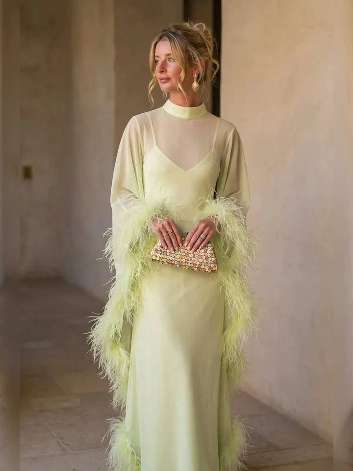 Maxikleid mit transparentem Feder-Cape in Limettengrün