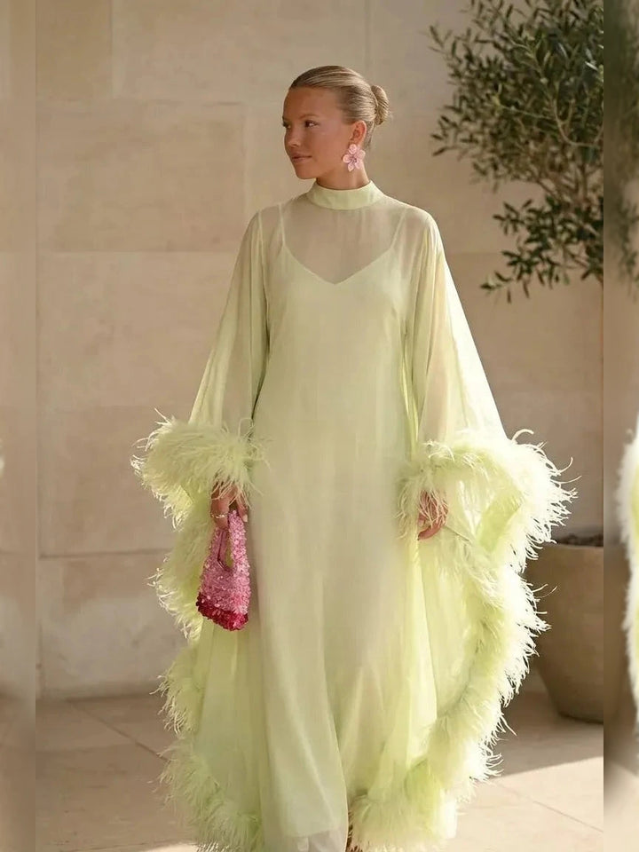 Maxikleid mit transparentem Feder-Cape in Limettengrün