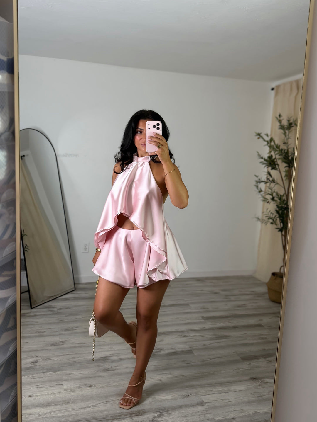 Completo short con top halter in raso drappeggiato