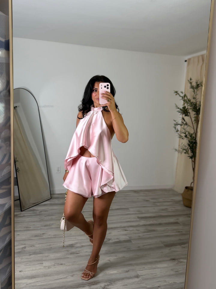 Completo short con top halter in raso drappeggiato