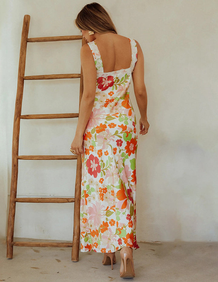 Satynowa sukienka maxi z dekoltem w szpic i kwiatowym nadrukiem