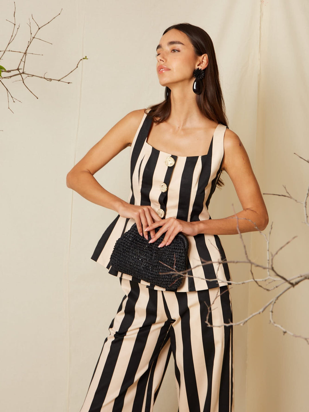 Das Set mit mutigem Streifen und Peplum