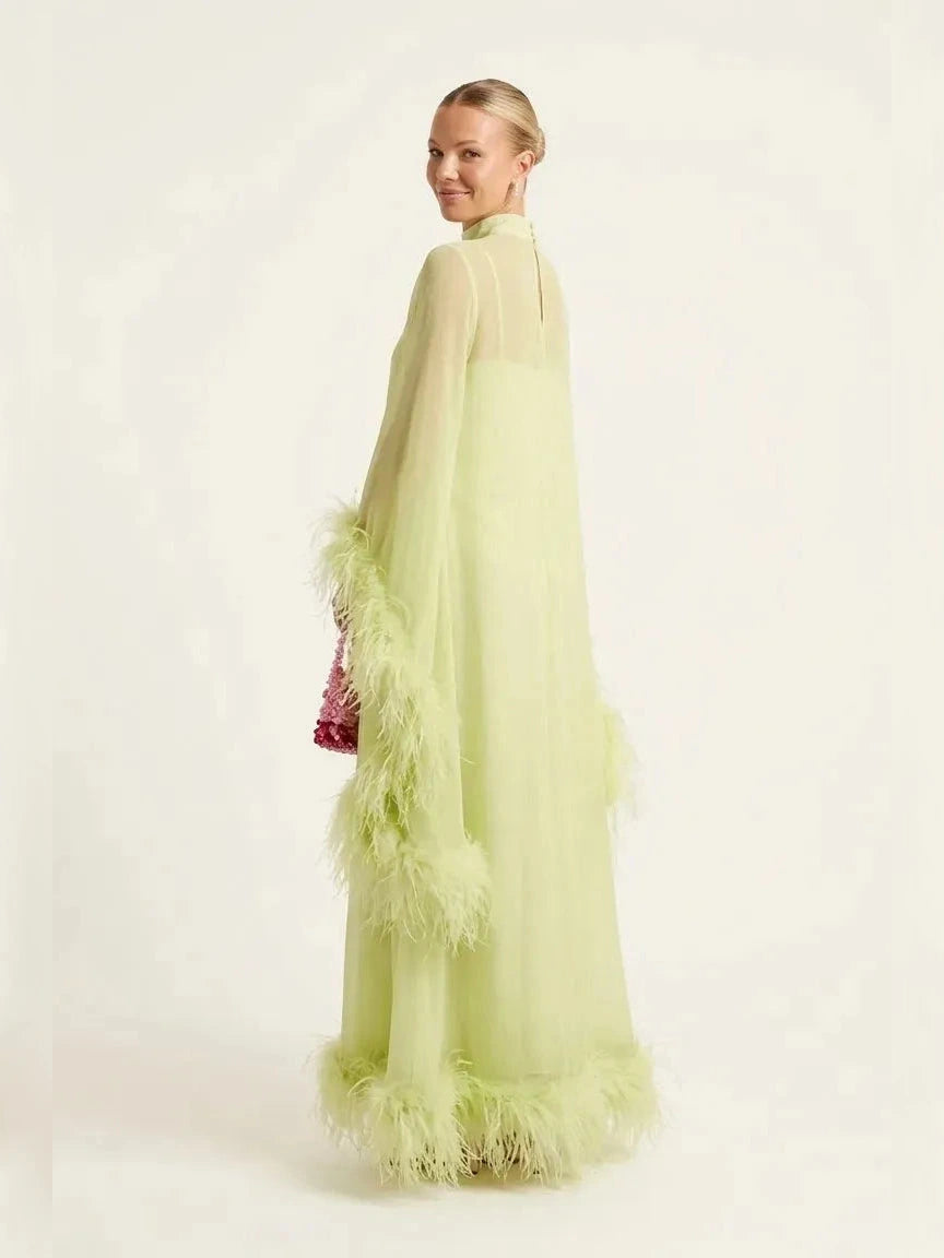 Maxikleid mit transparentem Feder-Cape in Limettengrün