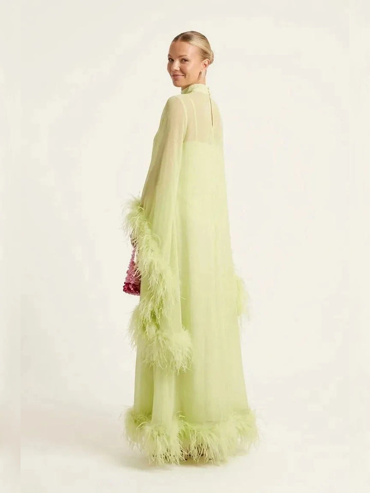 Maxikleid mit transparentem Feder-Cape in Limettengrün