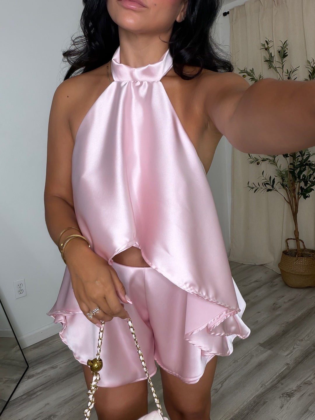 Completo short con top halter in raso drappeggiato