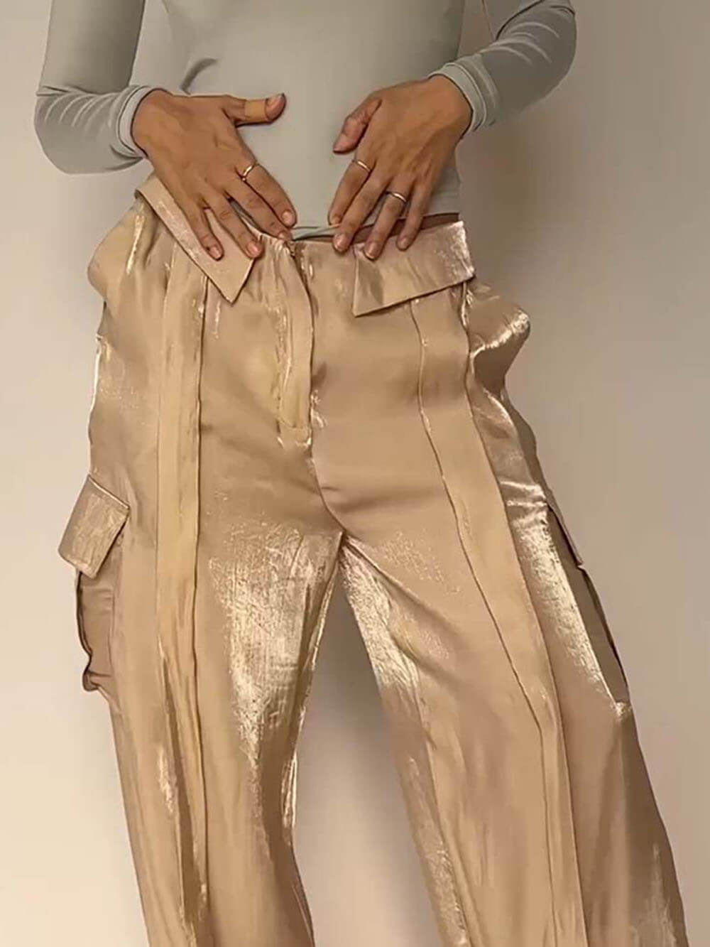Pantaloni a gamba larga con tasche in vita con coulisse in tessuto glitterato anni dorati