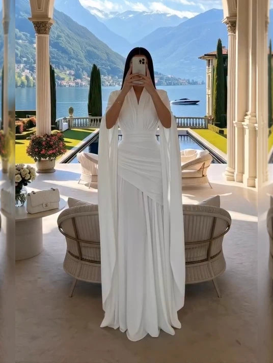 Rochie maxi albă, cu decolteu în V, mâneci tip capă, talie drapată și lungime până la podea