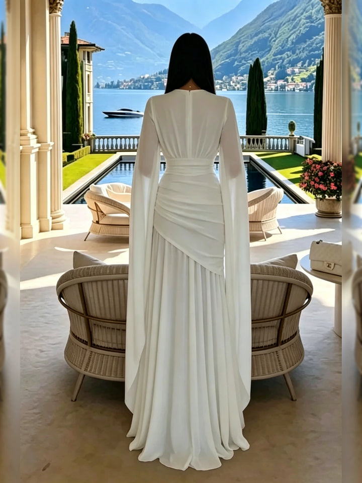 Rochie maxi albă, cu decolteu în V, mâneci tip capă, talie drapată și lungime până la podea