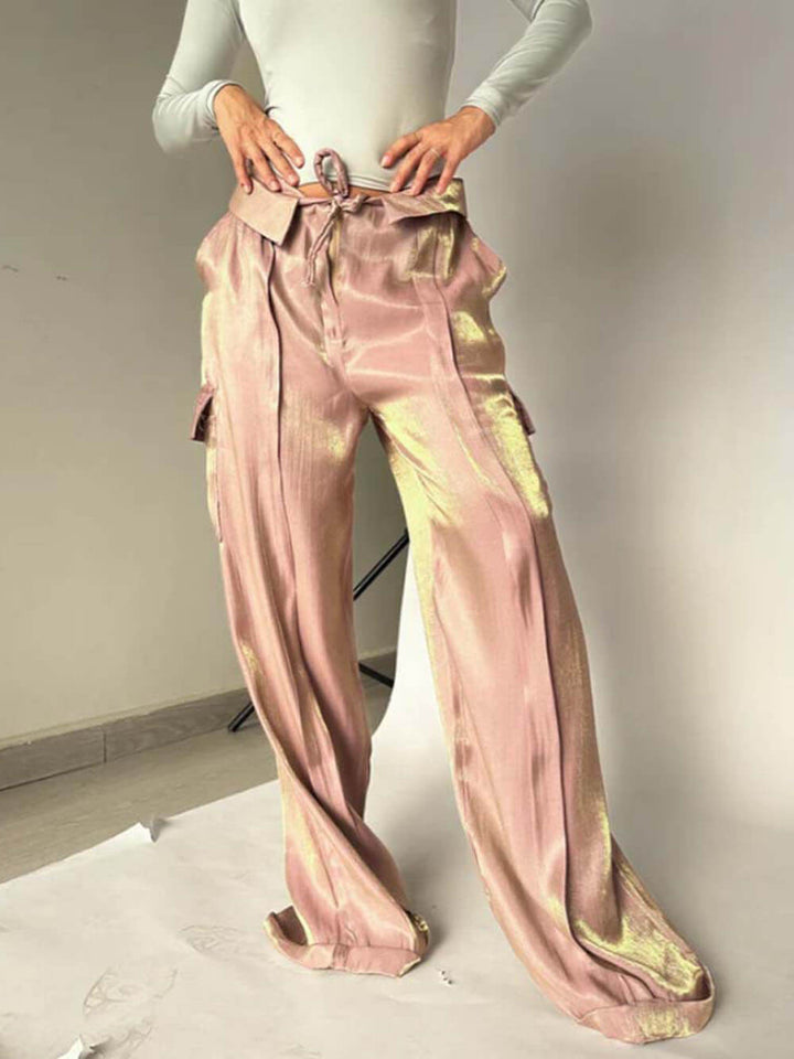 Spodnie z szerokimi nogawkami i kieszeniami ze złotej tkaniny w talii ze sznurkiem