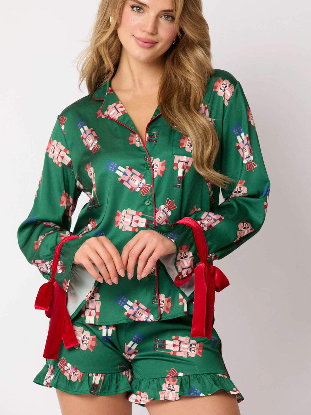 Conjunto de Pijamas Verde Cetim com Quebra-Nozes e Laço Vermelho