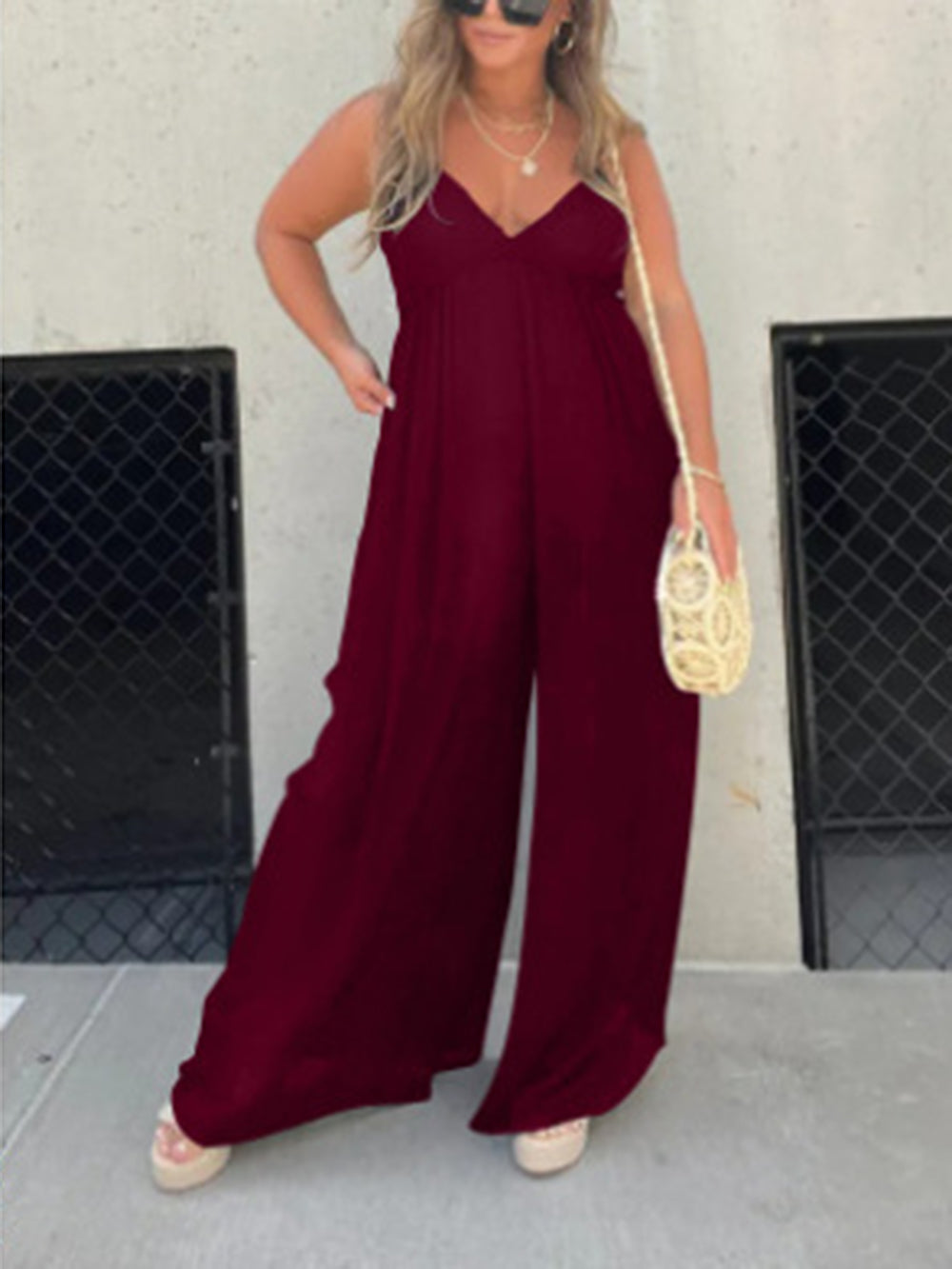 V-halsad enkel jumpsuit med breda ben