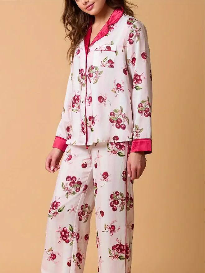 Conjunto de pijama com estampa de cerejas em riscas rosa claro