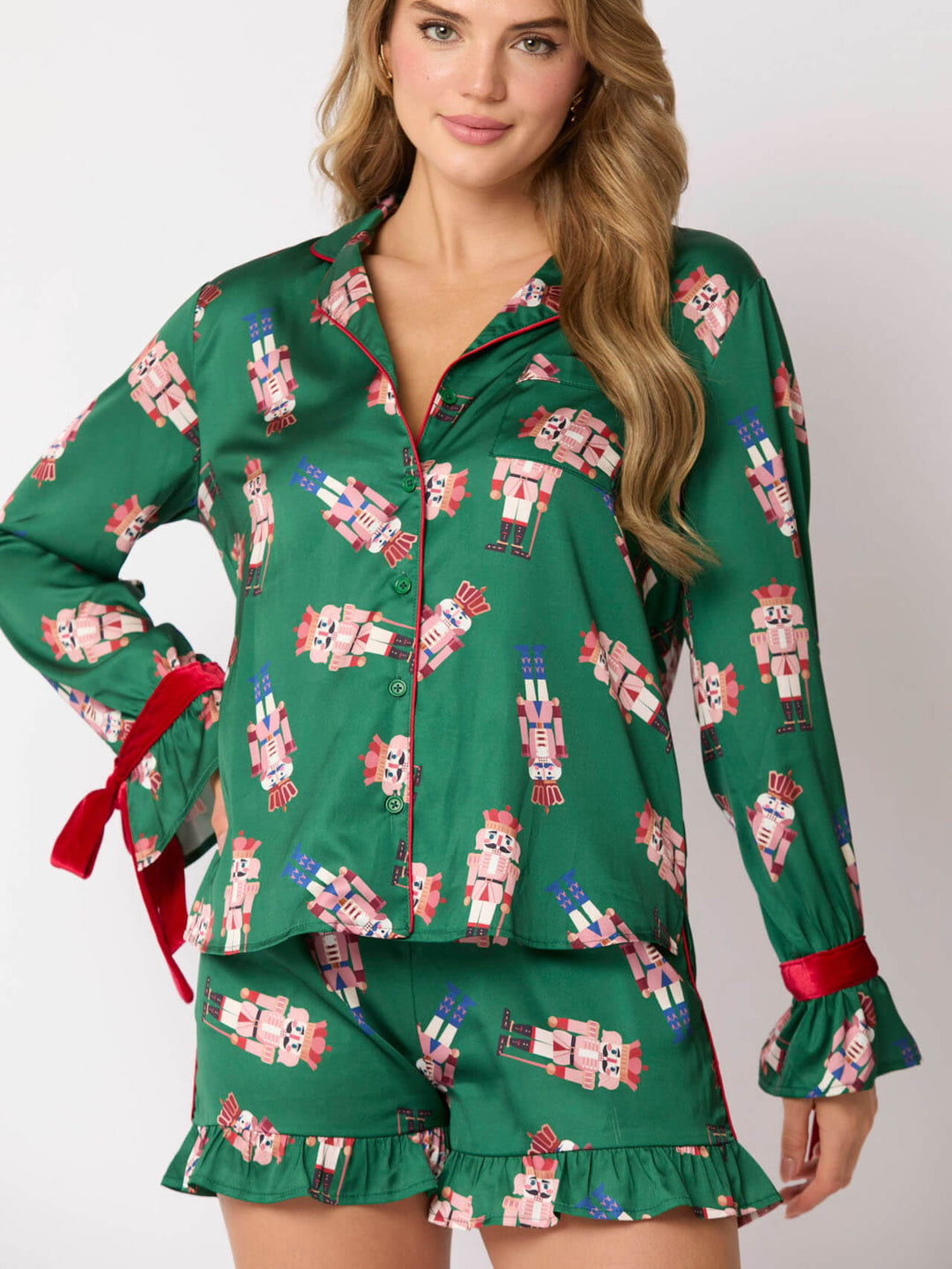 Conjunto de Pijamas Verde Cetim com Quebra-Nozes e Laço Vermelho