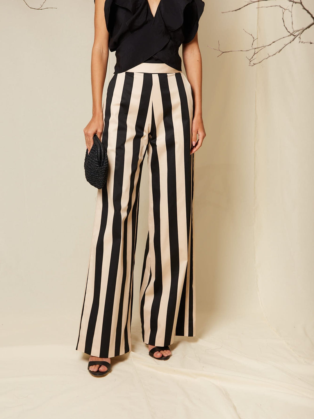 Das Set mit mutigem Streifen und Peplum