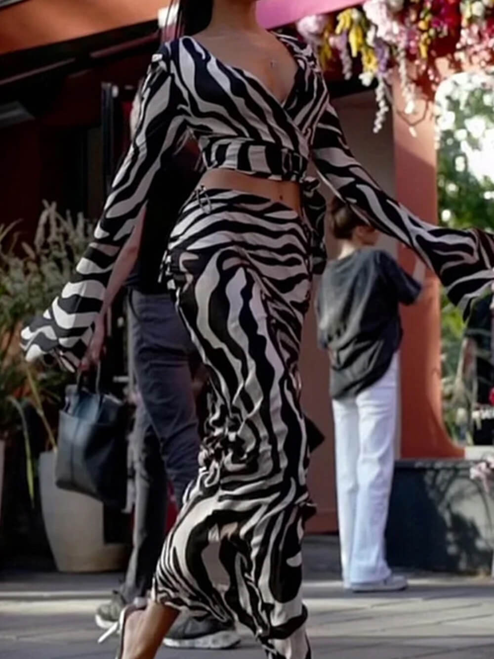 Trendiger Anzug mit Zebra-Print