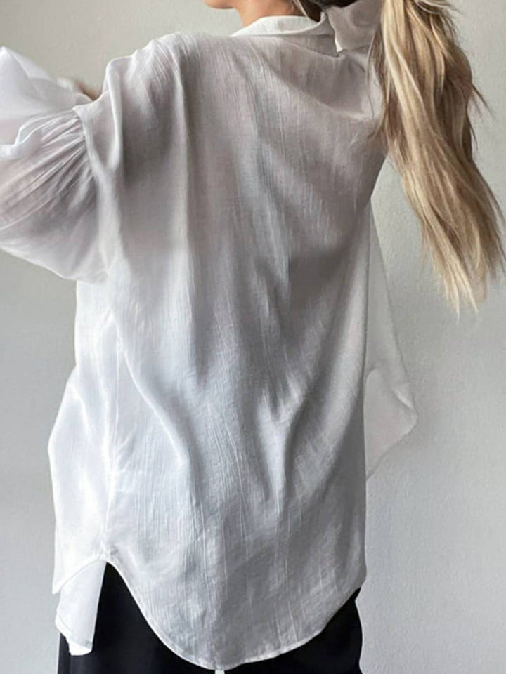 Nadměrná košile s límečkem s knoflíkem a sklopeným ramenem se staženým ramenem