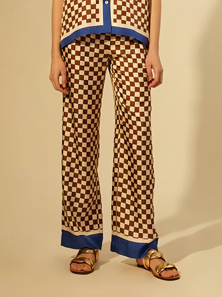 Wyjątkowy zestaw luźnych, elastycznych spodni w niebieskie paski z nadrukiem szachownicy