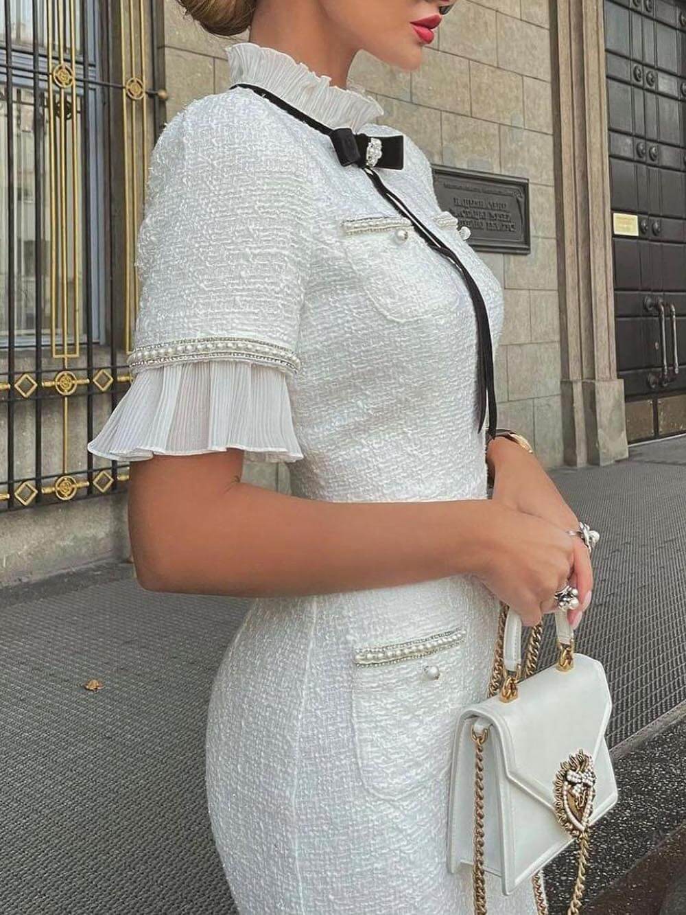 Tweedowa sukienka midi z perłowym wykończeniem i kokardką