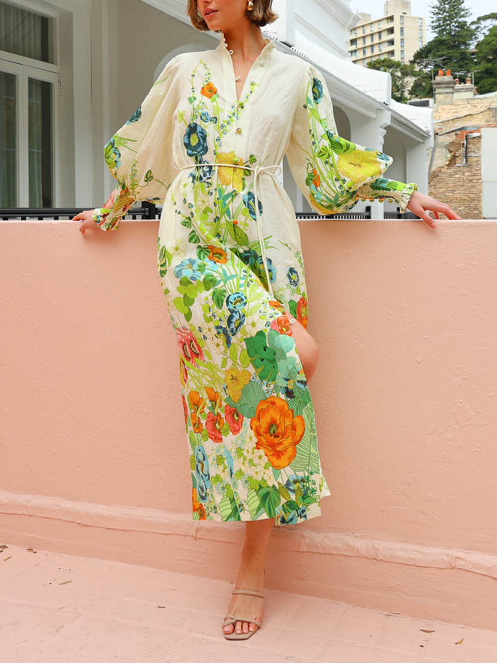 فستان قميص بتصميم سترة صوفية كريمية بأكمام واسعة وطبعة فريدة