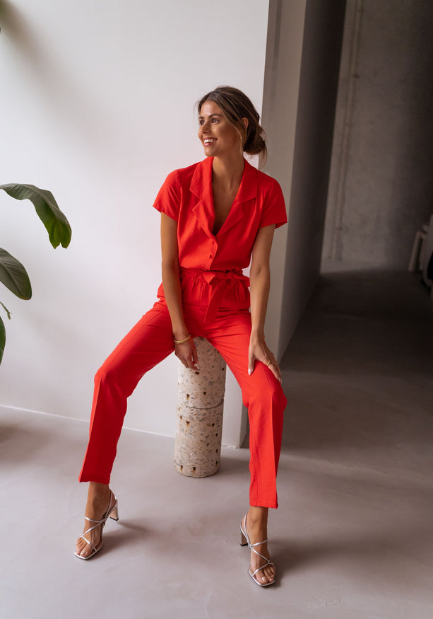 Koraalkleurige jumpsuit met knoopsluiting