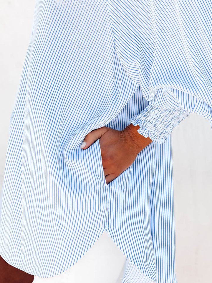 חולצת בויפרנד מפוספסת עם חפת עם כיס כחול שמיים