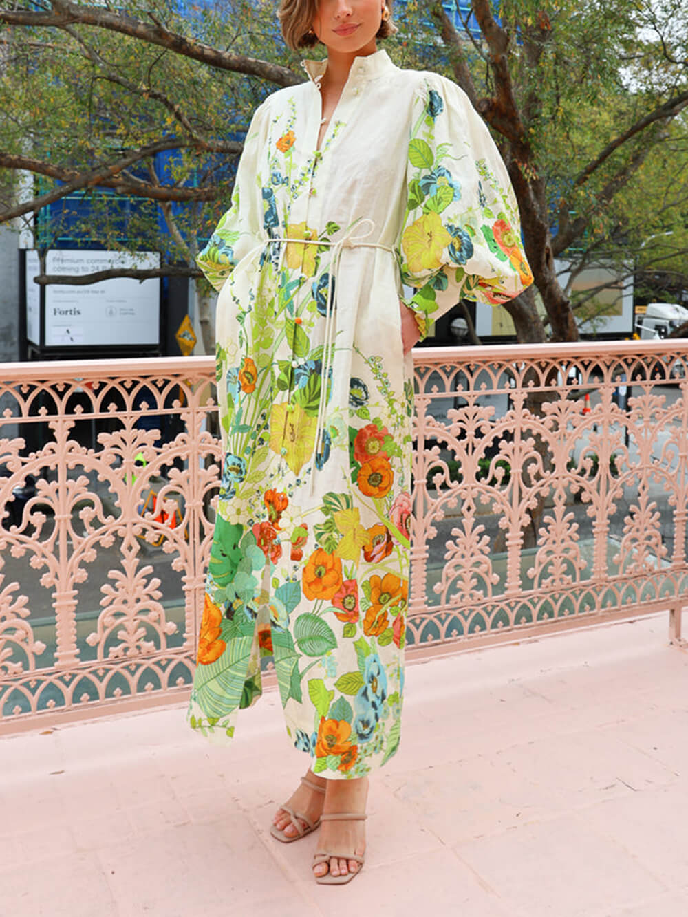 فستان قميص بتصميم سترة صوفية كريمية بأكمام واسعة وطبعة فريدة