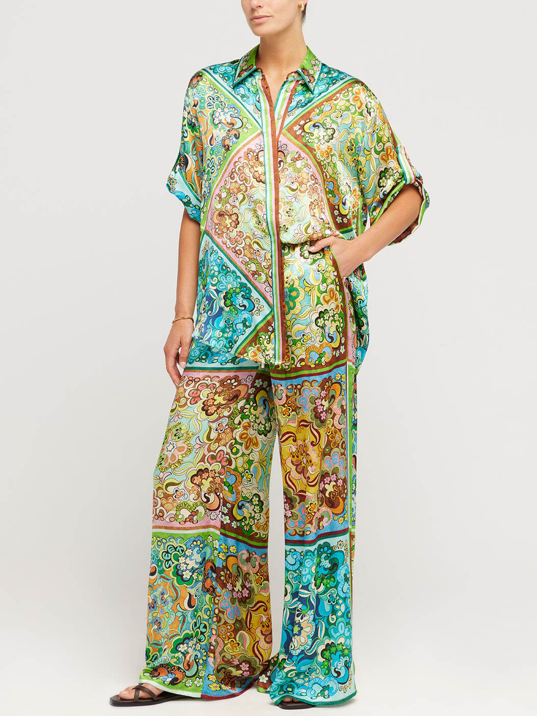 Speciale tweedelige set met satijnen print en knoopsluiting
