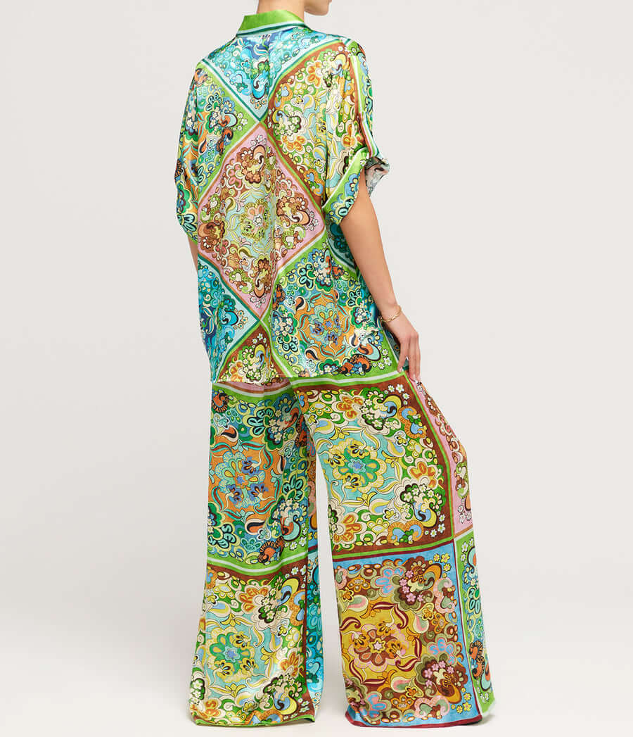Speciale tweedelige set met satijnen print en knoopsluiting