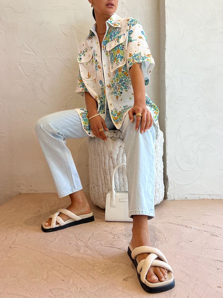Conjunto de blusa com bolsos e acabamento em marfim com estampa floral e shorts elásticos nas costas