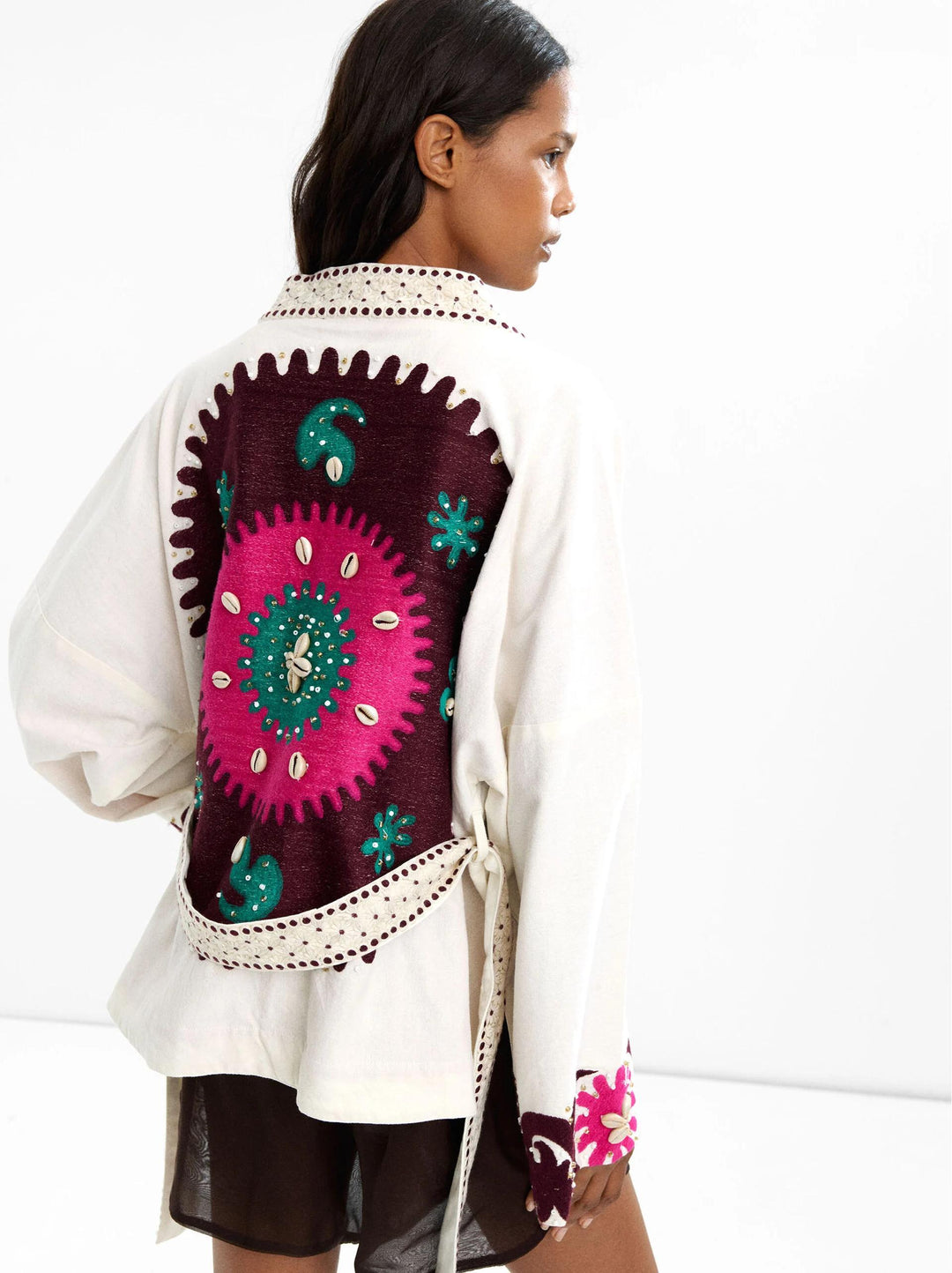 Brodert kåpe med åpen front