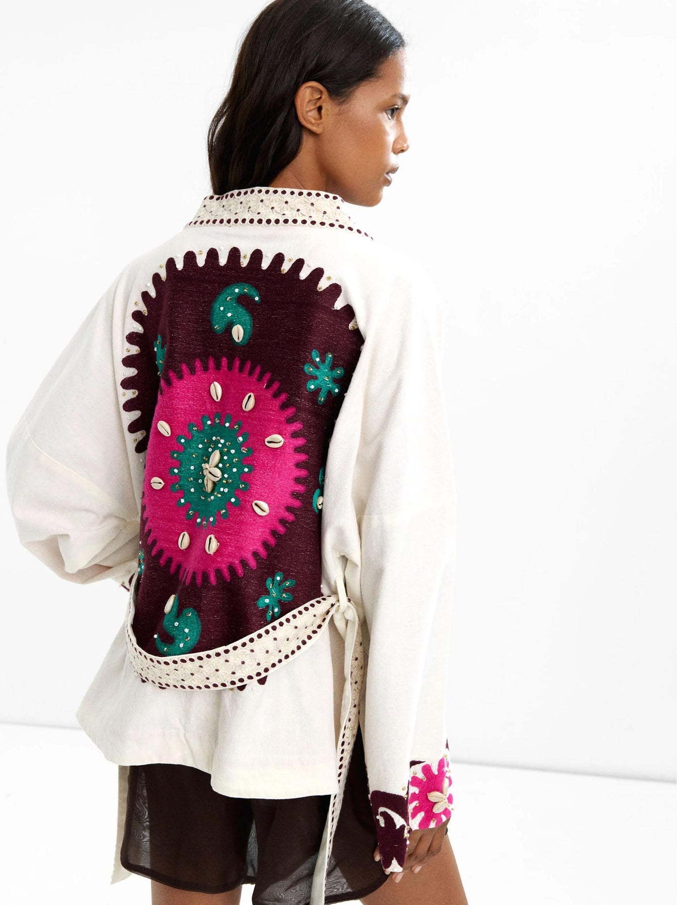 Brodert kåpe med åpen front