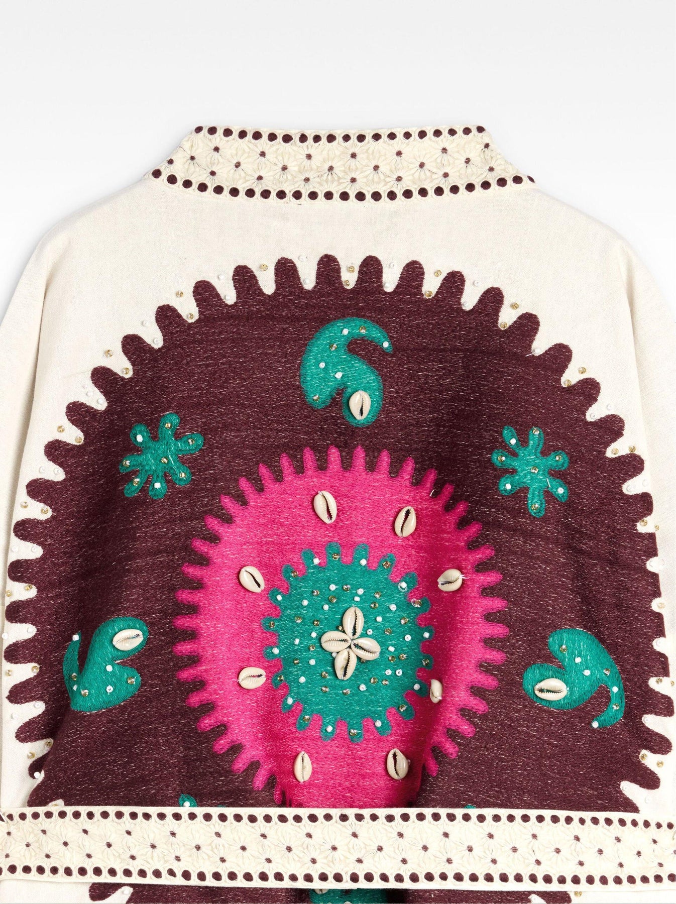 Brodert kåpe med åpen front