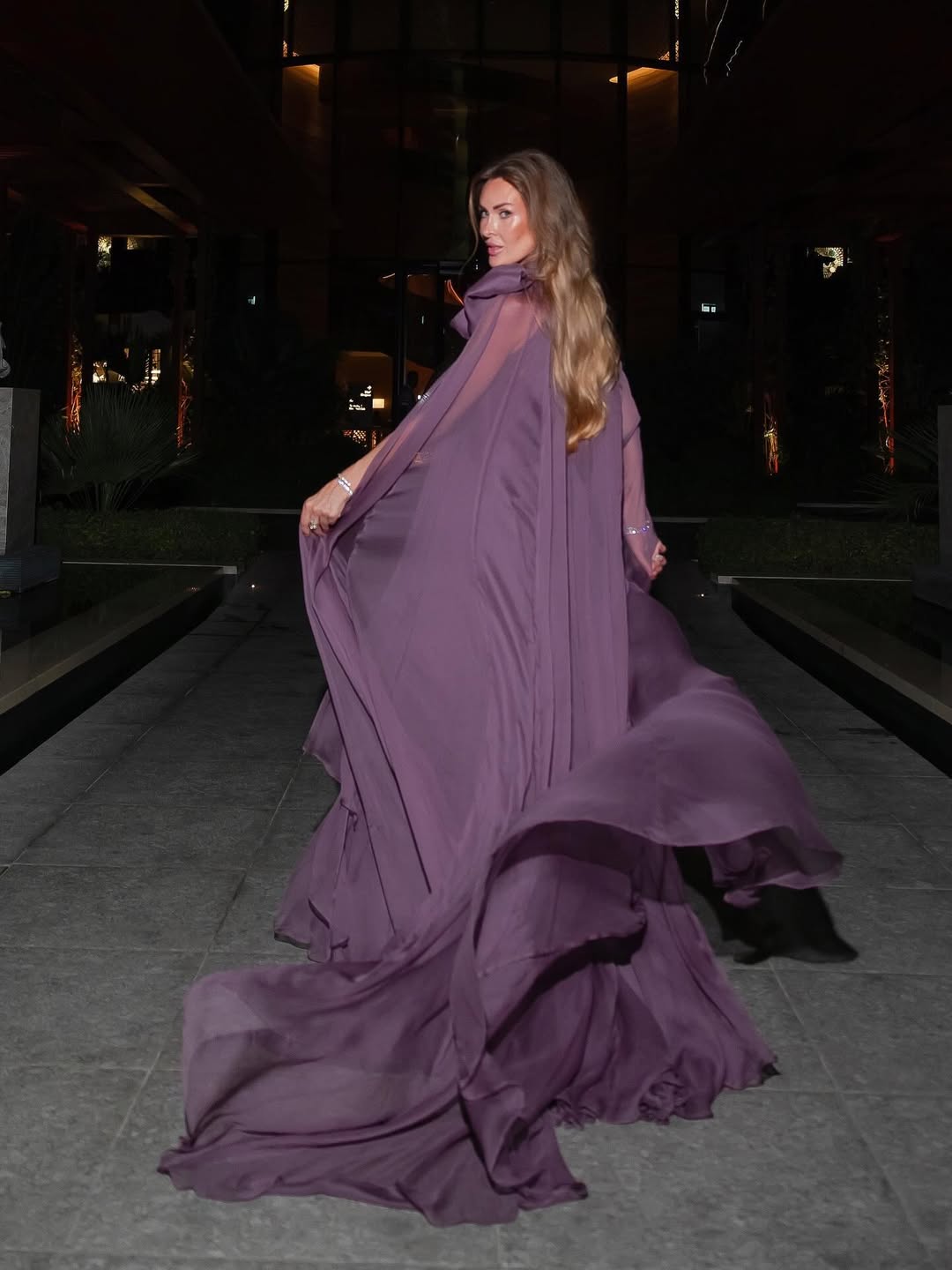 Mauve chiffon kappekjole med sløjfeærmer og plisseret maxi-length