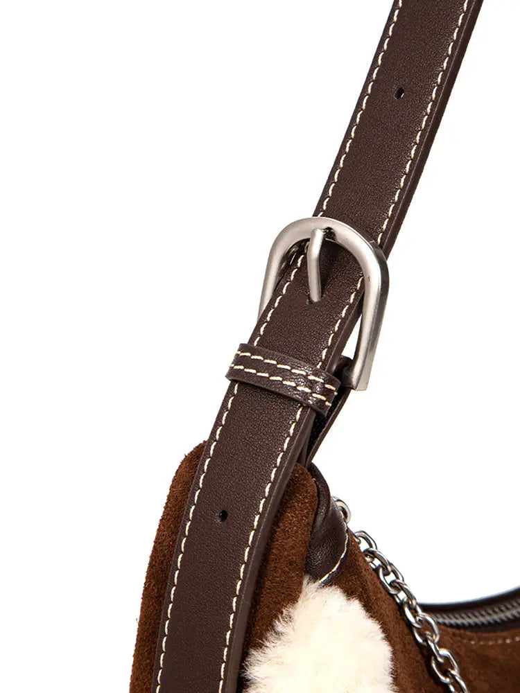 Schultertasche im Hobo-Stil aus Lammfell in Halbmondform