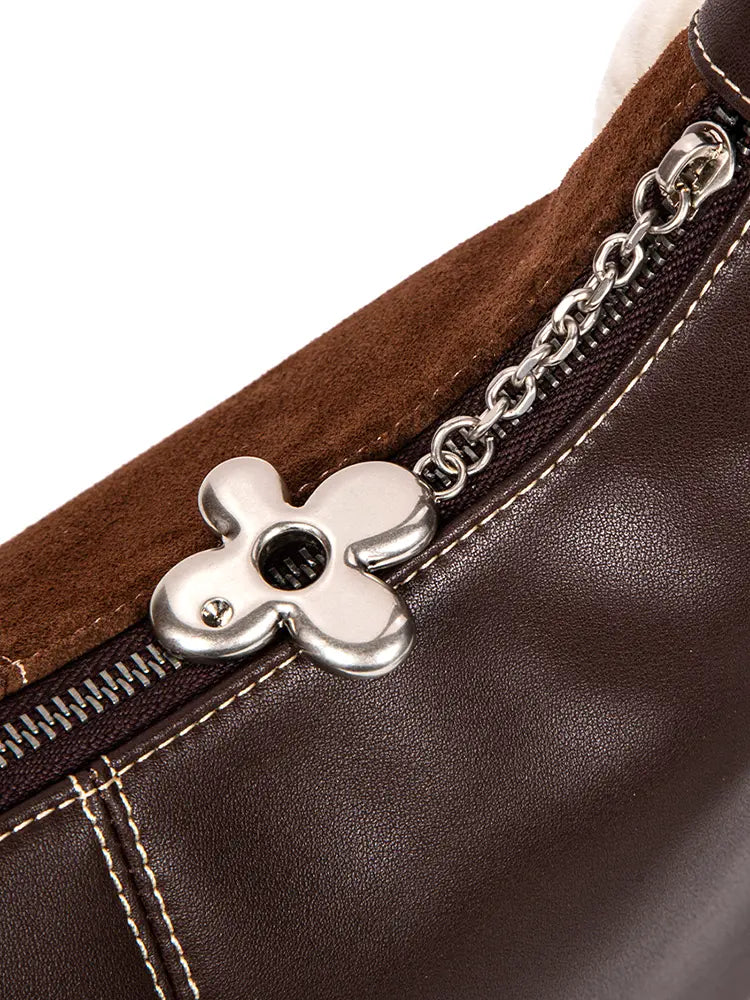 Schultertasche im Hobo-Stil aus Lammfell in Halbmondform