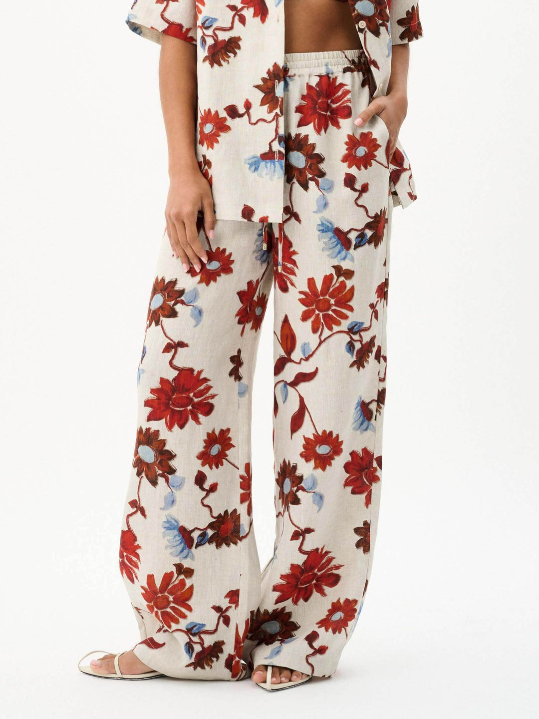 Pantalones anchos con cordones y estampado floral exquisito