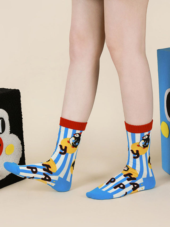 Roztomilý kreslený tučňák polka dot ponožky