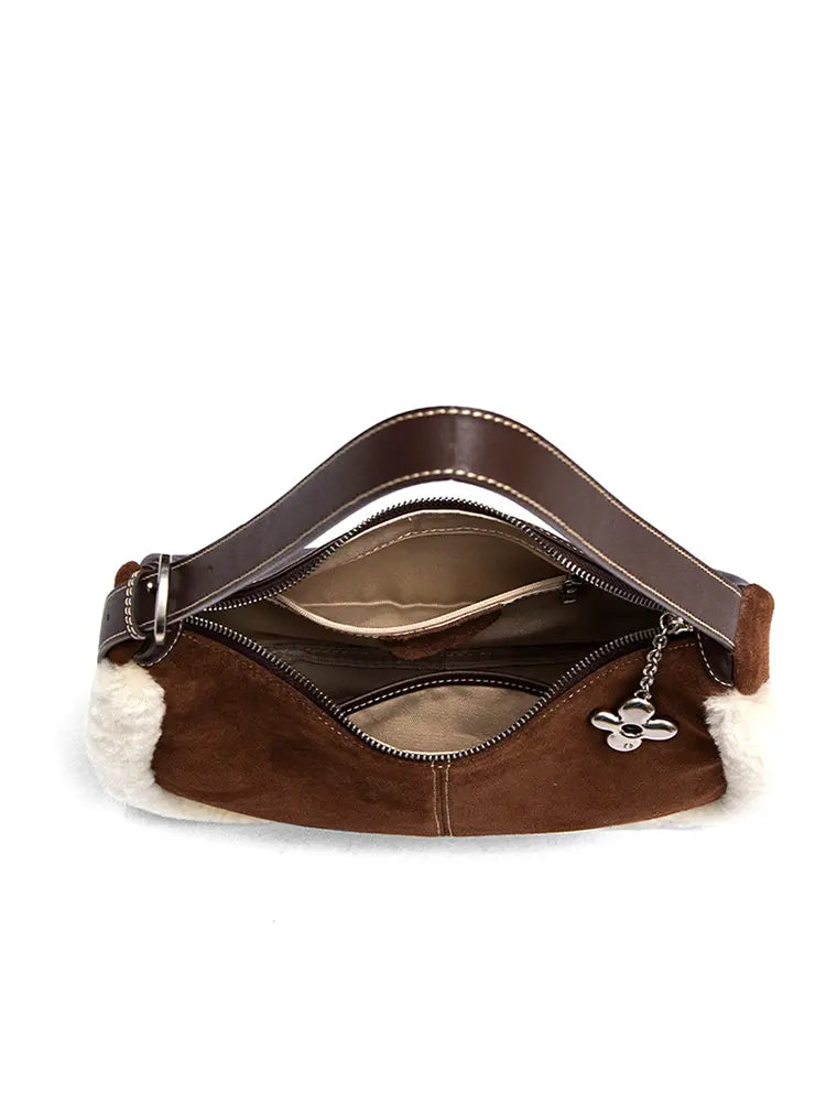 Schultertasche im Hobo-Stil aus Lammfell in Halbmondform