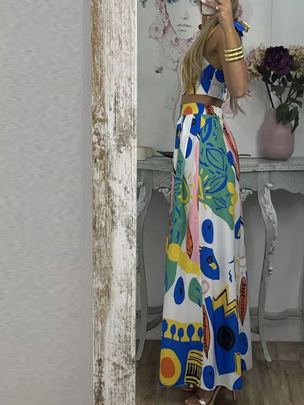 Set top con spalle annodate e gonna a pieghe con stampa graffiti