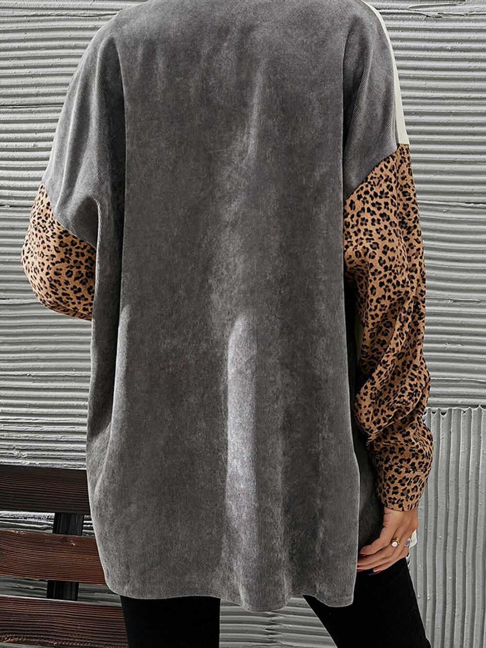 Shacket de veludo cotelê com remendos de leopardo em bloco de cor cinza