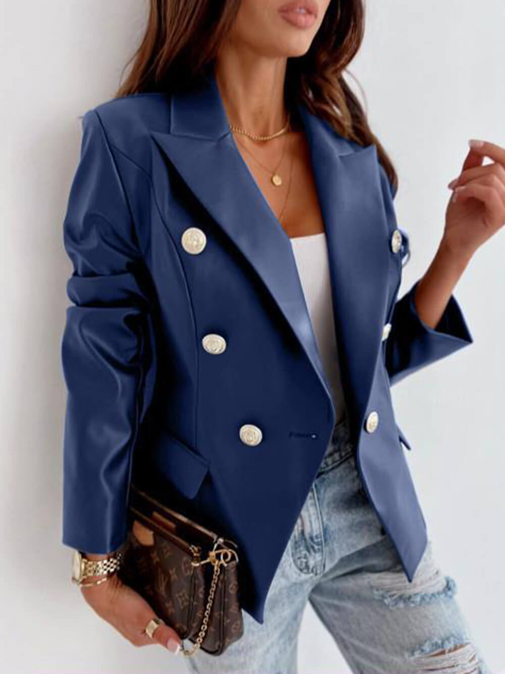 Chaqueta motera tipo blazer de cuero con doble botonadura