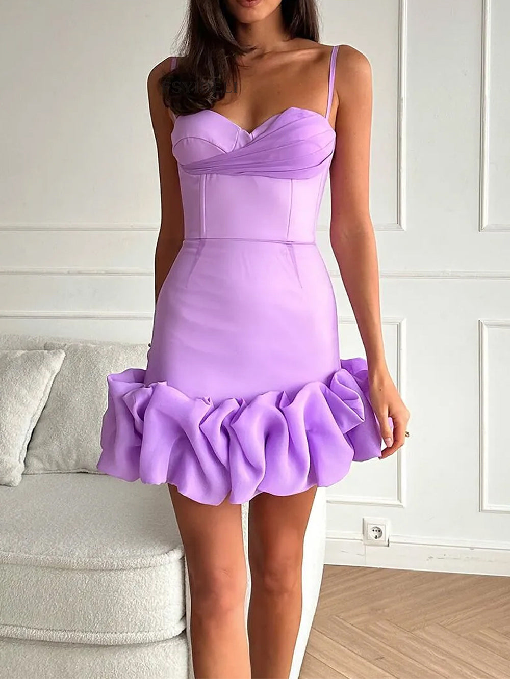 Minikleid mit Rüschen und Wickeldesign an der Hüfte